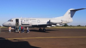 Avión de la Fuerza Aérea Argentina en pista