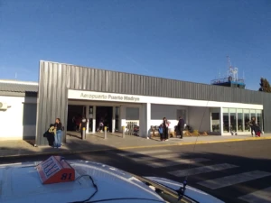Aeropuerto El Tehuelche: fachada, taxi y excursionistas