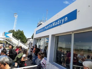 Aeropuerto El Tehuelche: letrero de bienvenida y visitantes