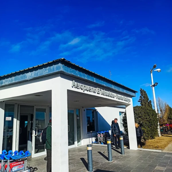 Fachada del Aeropuerto El Tehuelche con cielo azul
