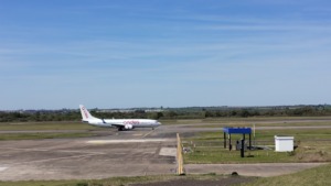 Avión de Andes en la pista del aeropuerto