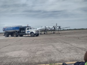 Avión recibiendo combustible en el Aeropuerto General Justo José de Urquiza