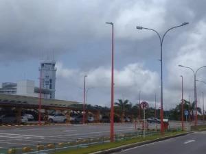 Aeropuerto Palonegro de Bucaramanga: vista del estacionamiento