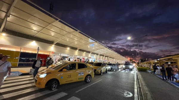 Aeropuerto Palonegro: fila de taxis en la entrada