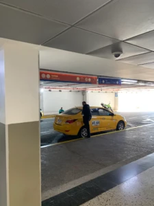 Taxi amarillo en el aeropuerto Palonegro de Bucaramanga