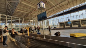 Pasajeros esperan su equipaje en el aeropuerto