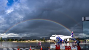 Arcoíris sobre el avión de LATAM en el aeropuerto
