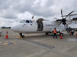 Avión blanco en plataforma del aeropuerto de Montería