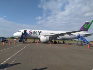 Avión de Sky Airline en el aeropuerto de Tumbes