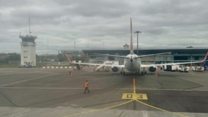 Avión en la pista del Aeropuerto David Abensur Rengifo