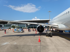Avión en plataforma del Aeropuerto Guillermo del Castillo Paredes
