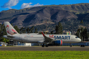 Avión JetSMART en la pista del aeropuerto de Cajamarca