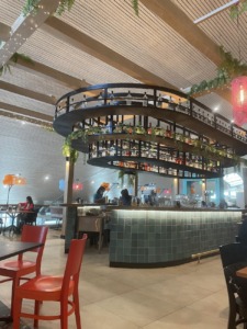 Bar con estantería circular de licores en aeropuerto