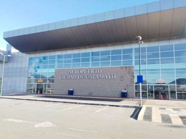 Catamayo: Fachada moderna del aeropuerto ecuatoriano