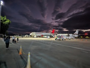 Dos aviones estacionados en la plataforma del aeropuerto