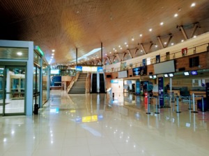 Escaleras y mostradores en el aeropuerto Carriel Sur