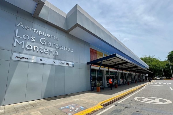Fachada del Aeropuerto Los Garzones en Montería, Colombia