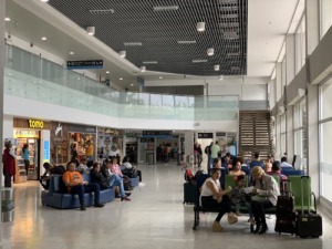 Pasajeros aguardan en el aeropuerto de Montería