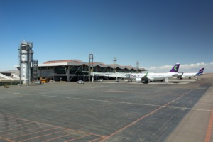 Terminal y aviones en el aeropuerto de Calama