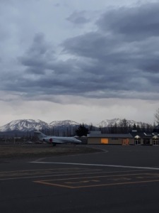 Avión en el Aeropuerto de Malargüe bajo un cielo nublado