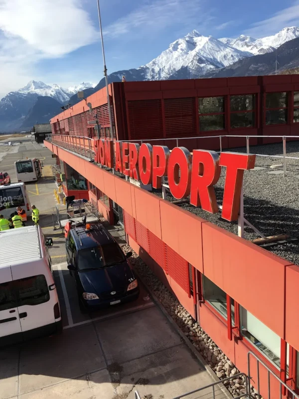 Entrada al aeropuerto de Sion con montañas nevadas