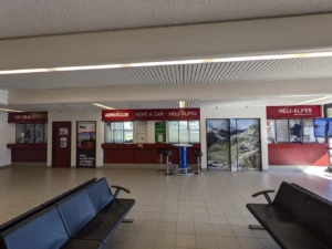 Interior del aeropuerto de Sion, Suiza