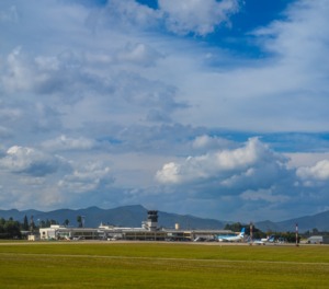 Aeropuerto de Salta con cielo nublado y aviones
