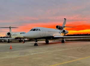 Aviones privados al atardecer en el Aeropuerto de San Fernando
