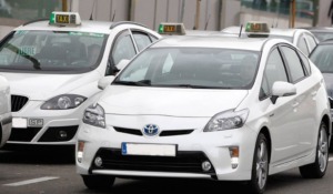 Flota de taxis blancos en el aeropuerto