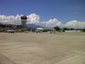 Aeropuerto María Montez: aviones y torre de control