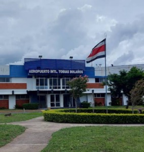 Fachada del Aeropuerto Internacional Tobías Bolaños en Costa Rica
