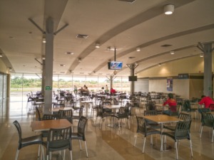 Interior del aeropuerto con mesas y sillas