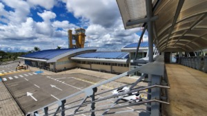 Vista del edificio terminal y la torre de control