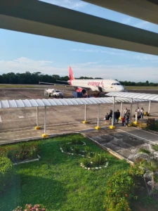 Avión de Avianca en el aeropuerto Yariguíes