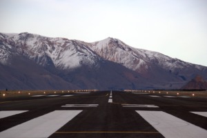 Pista del Aeropuerto de Esquel con montañas nevadas