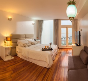 Habitación luminosa con balcón en Vain Boutique Hotel