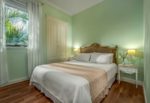 Habitación luminosa en hotel boutique cerca de Aeroparque