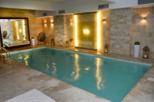 Relajación acuática en Awwa Suites & Spa