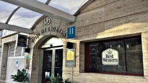 Fachada del Hotel Villa de Barajas, Madrid