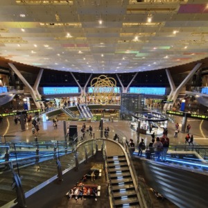 Escaleras y escultura dorada en el Aeropuerto de Doha-Hamad