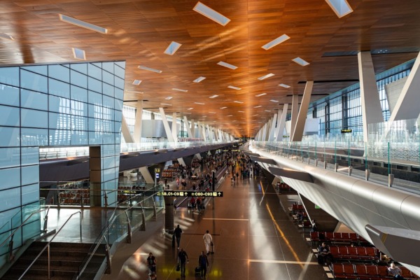 Pasillo principal del Aeropuerto de Doha con flujo de personas