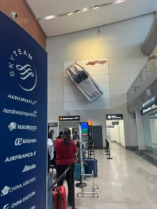 Área de embarque con coche deportivo decorativo en pared