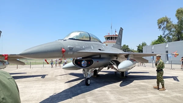 Avión de combate con numeral 1008 y personal militar