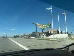 Avión Mirage C-421 en monumento con banderas argentinas