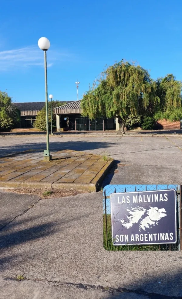 Cartel de Malvinas en el Aeropuerto de Tandil
