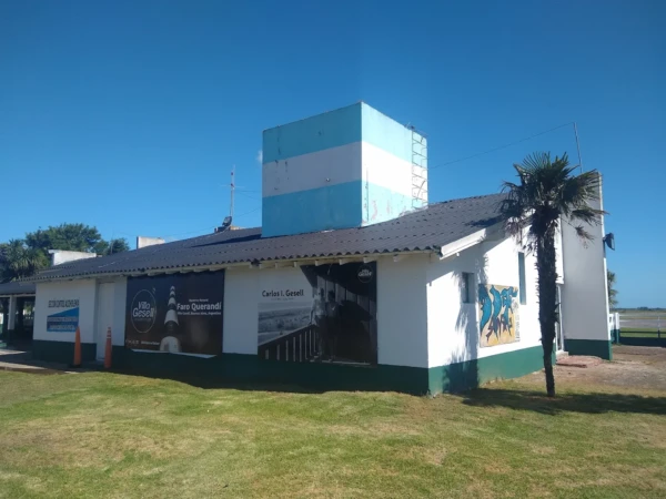 Edificio con publicidad del Faro Querandí en Villa Gesell