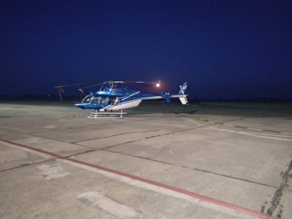 Helicóptero azul y blanco en el Aeropuerto de Santa Rosa