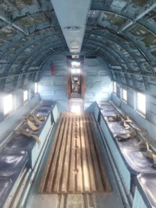 Interior de avión con asientos laterales y piso central
