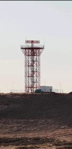 Torre de control con radar en el aeropuerto