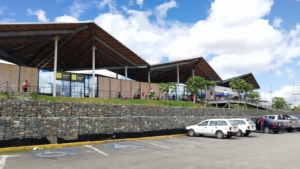 Aeropuerto Fernando Belaúnde Terry: Fachada y estacionamiento